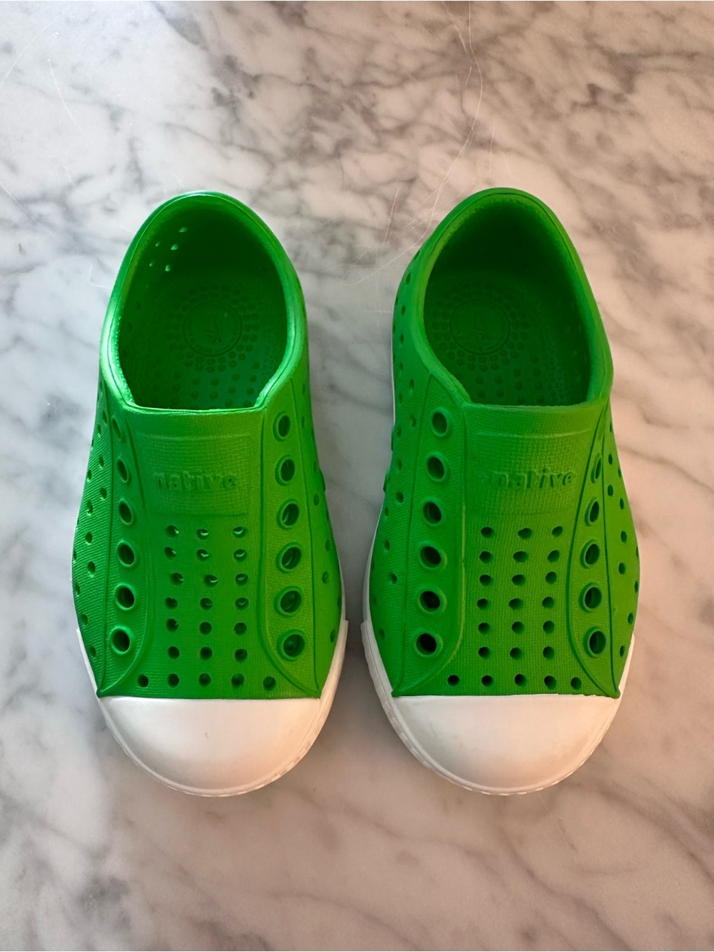 Native Jefferson Kids Slip-On Water Shoes in Vibrant Green White Toe size C6